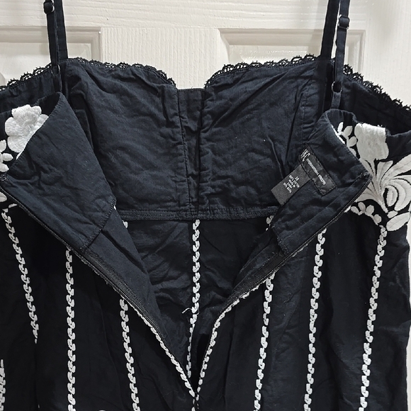 Black and White Floral Embroidered Top - Picture 9 of 11